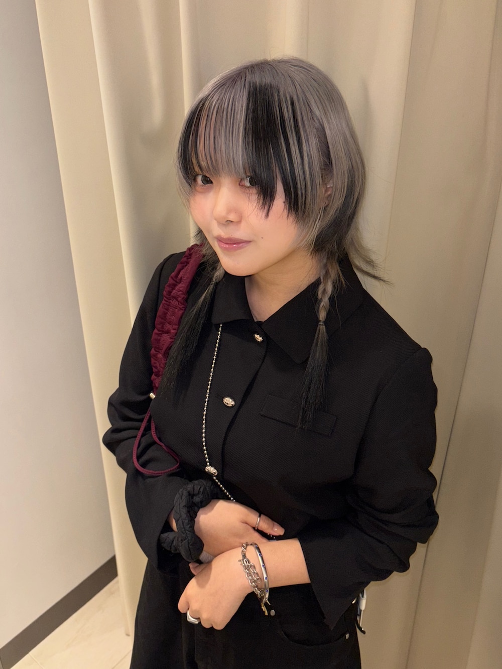 ブラック系のその他アウター、ブラック系のデニムパンツを着用したレディースの秋コーディネートの3枚目の写真