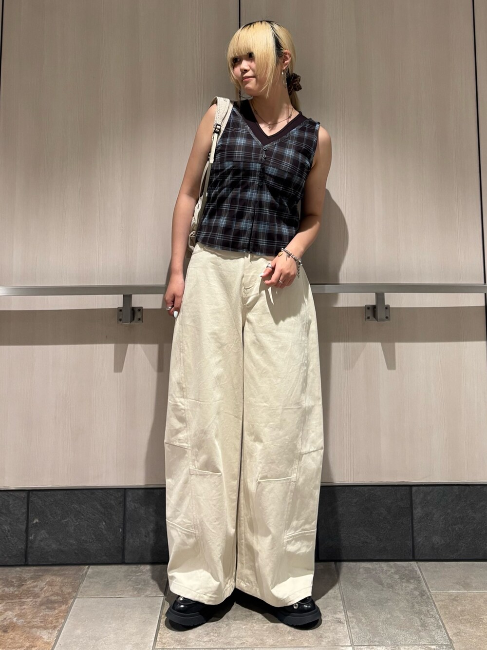 ホワイト系のその他パンツ、ブラウン系のタンクトップ、ベージュ系のバックパック/リュックを着用したレディースの夏コーディネートの2枚目の写真