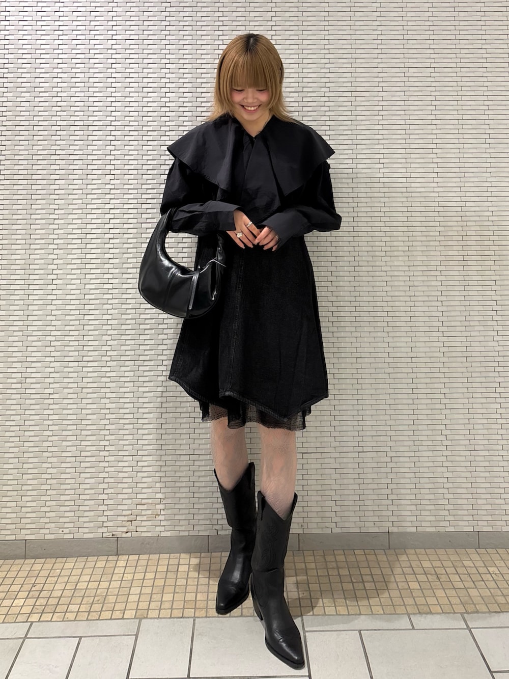 ブラック系のシャツ/ブラウス、ブラック系のワンピース、ブラック系のハンドバッグを着用したレディースの冬コーディネートの3枚目の写真