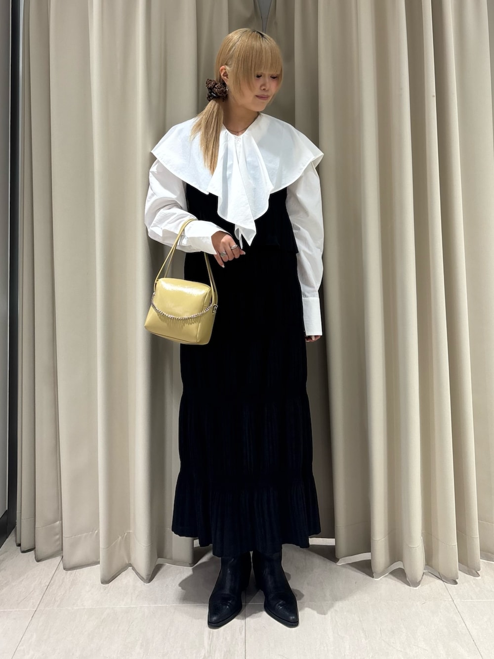 ホワイト系のシャツ/ブラウス、ブラック系のセットアップ、ベージュ系のショルダーバッグを着用したレディースの春コーディネートの2枚目の写真