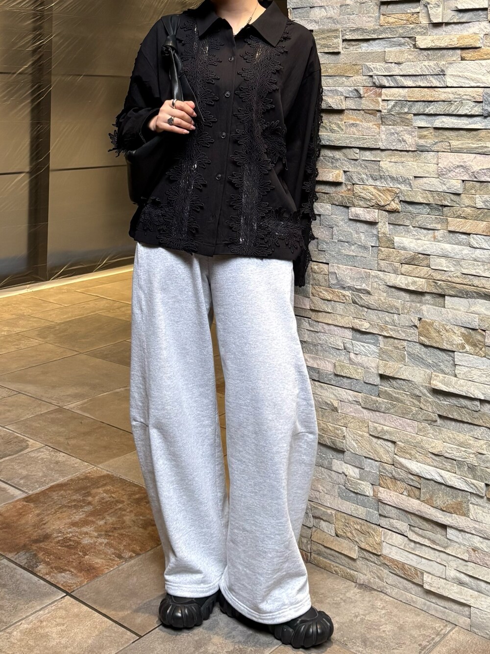 ブラック系のシャツ/ブラウス、ブラック系のショルダーバッグを着用したレディースの冬コーディネートの2枚目の写真