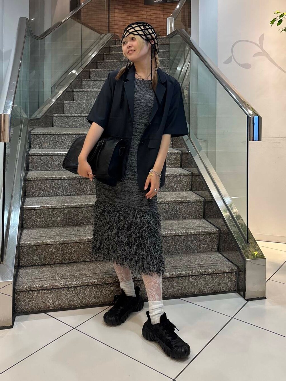 ブラック系のボストンバッグ、グレー系のその他アウター、グレー系のワンピースを着用したレディースの夏コーディネートの2枚目の写真