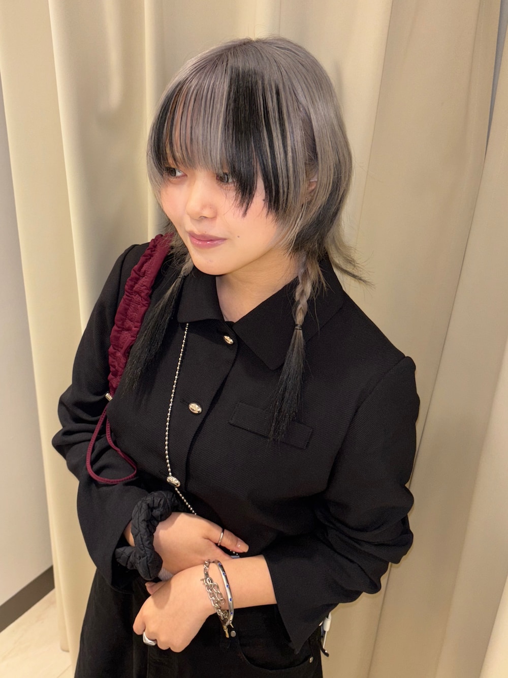 ブラック系のその他アウター、ブラック系のデニムパンツを着用したレディースの秋コーディネートの4枚目の写真