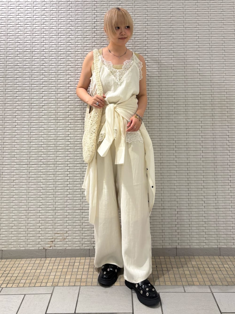 ホワイト系のその他パンツ、ホワイト系のシャツ/ブラウス、ホワイト系のキャミソールを着用したレディースの夏コーディネートの2枚目の写真