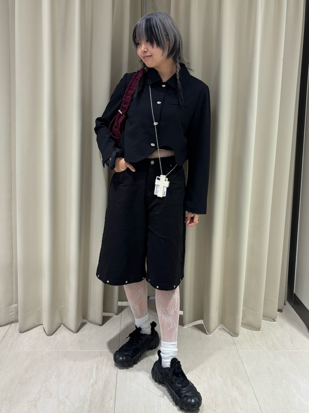 ブラック系のその他アウター、ブラック系のデニムパンツを着用したレディースの秋コーディネートの2枚目の写真