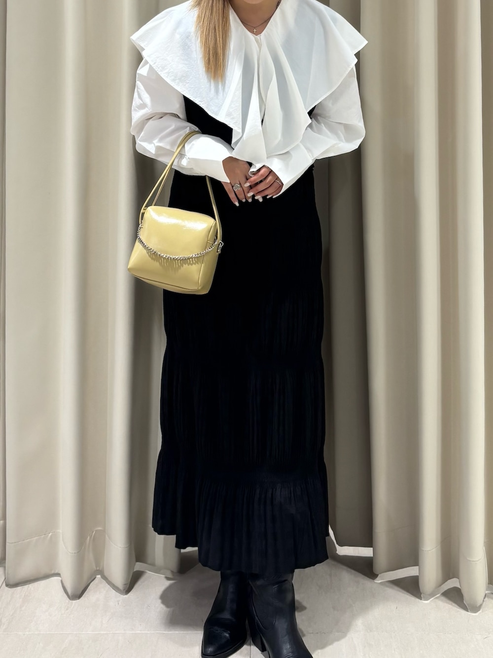 ホワイト系のシャツ/ブラウス、ブラック系のセットアップ、ベージュ系のショルダーバッグを着用したレディースの春コーディネートの5枚目の写真