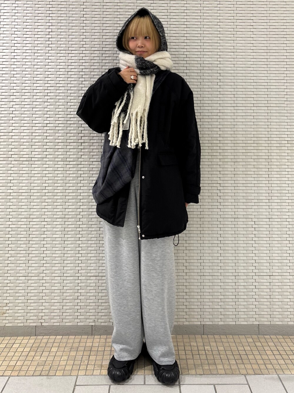 ブラック系のダウンジャケット/コート、ブラック系のマフラーを着用したレディースの冬コーディネートの2枚目の写真