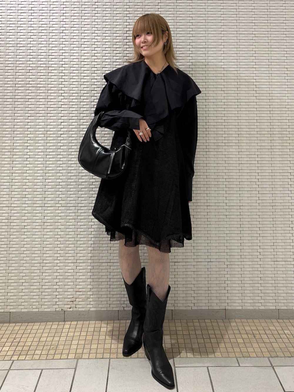 ブラック系のシャツ/ブラウス、ブラック系のワンピース、ブラック系のハンドバッグを着用したレディースの冬コーディネートの4枚目の写真