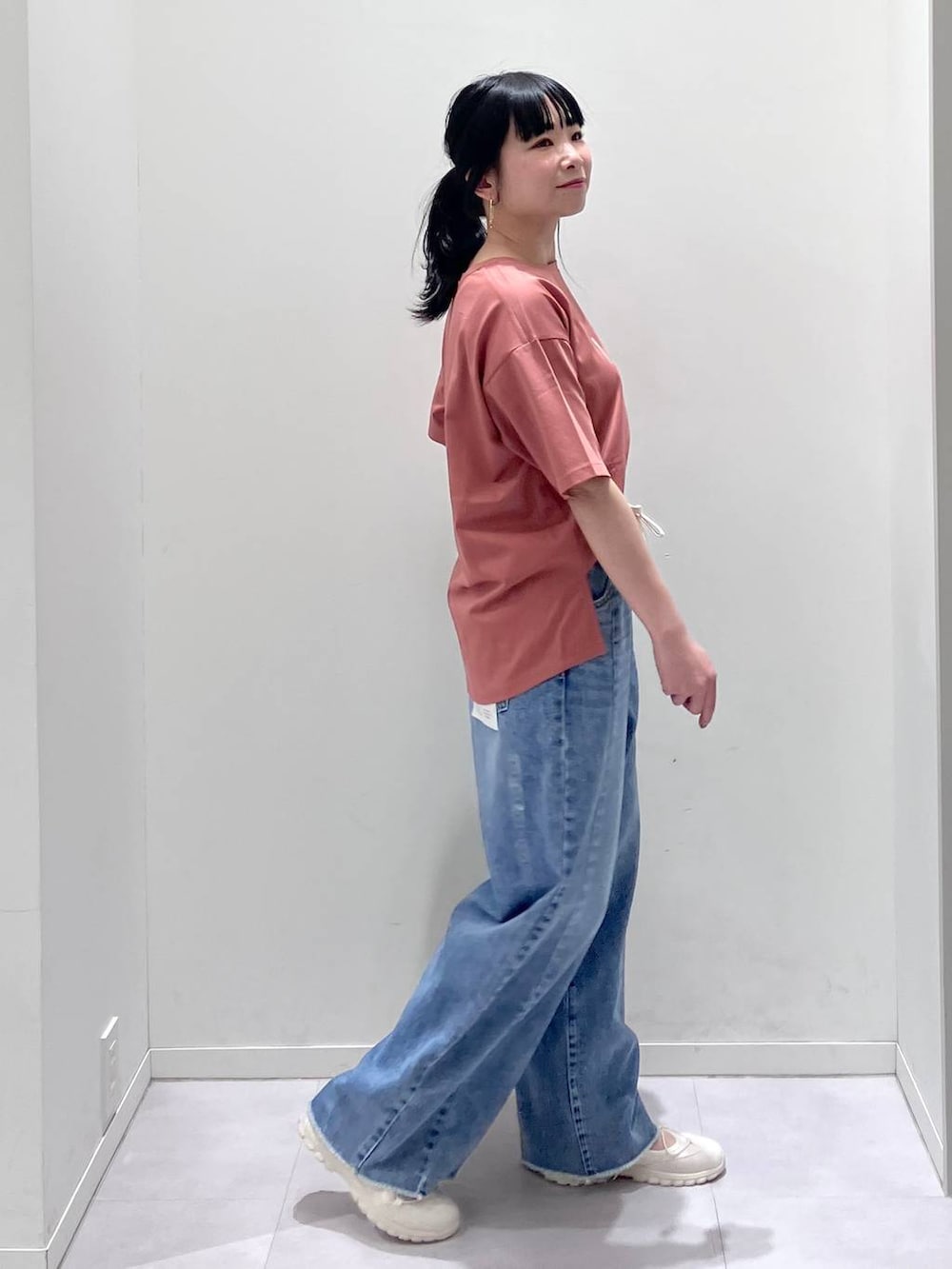 「体型カバー、着痩せ・細見え、きれいめ、GLOBAL WORK、Tシャツ、デニムパンツ、ワイドパンツ、ウエストゴム、スニーカー、夏コーデ、接触冷感、ウォッシャブル、カジュアルコーデ、ラフ、吸水速乾」｜「GLOBAL WORKのリッチクリーンプリントT半袖/147640（Tシャツ/カットソー、オレンジ系）」を使った、saoさん（レディース・157cm）の春コーディネートの4枚目の写真