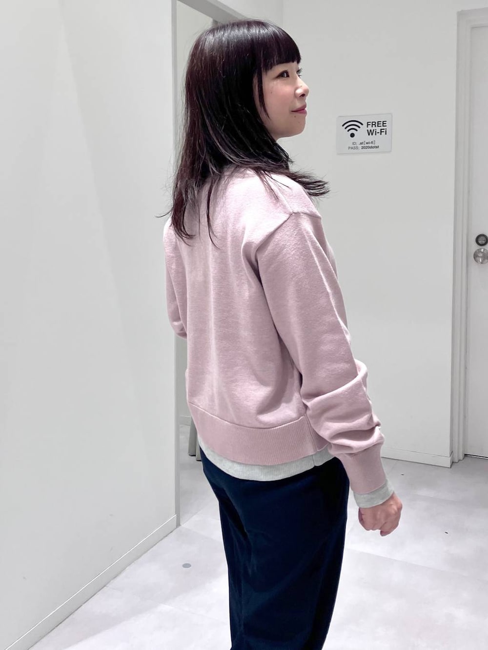 ブラック系のパンプス、ブラック系のトートバッグ、ブルー系のその他パンツを着用したレディースの秋コーディネートの8枚目の写真