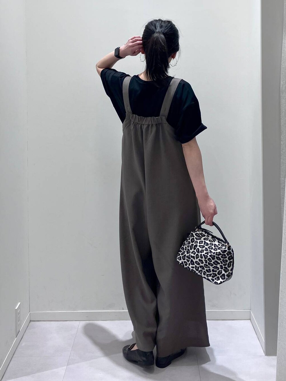 「体型カバー、着痩せ・細見え、きれいめ、GLOBAL WORK、サロペット、Tシャツ、接触冷感、吸水速乾、夏コーデ、大人カジュアル、ウォッシャブル、ドライタッチ、ローファー、女子ウケ、ゆったり」|「GLOBAL WORKのサイズ拡大/らくっション撥水2WAYローファー/131468(ローファー、ブラック系)」を使った、saoさん(レディース・157cm)の春コーディネートの10枚目の写真