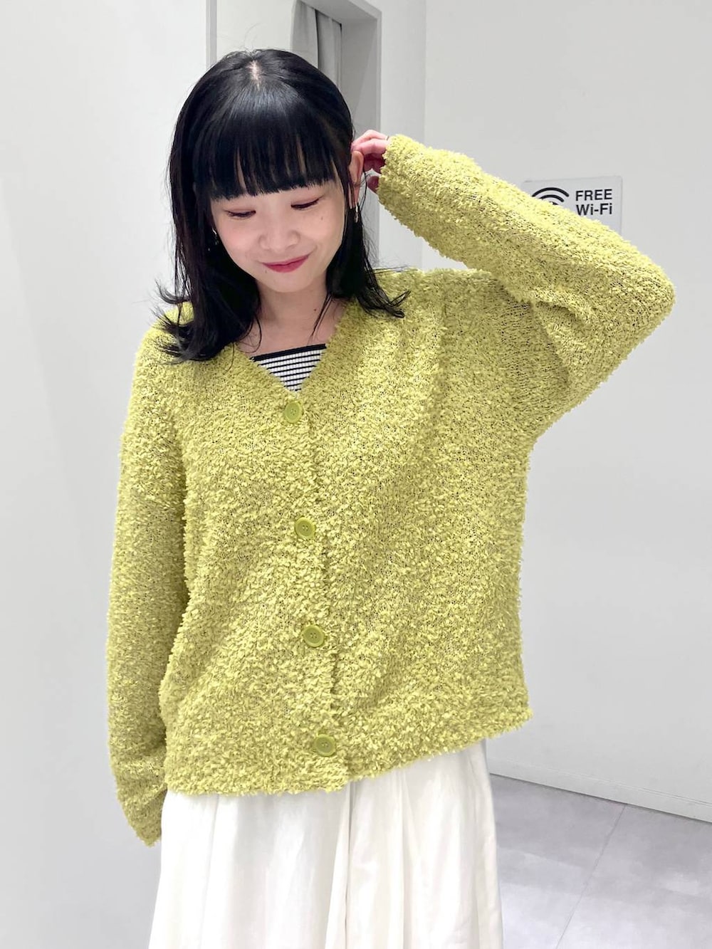 「体型カバー、着痩せ・細見え、きれいめ、GLOBAL WORK、トレンチコート、ロングコート、カーディガン、タンクトップ、ボーダー、スカート、パンプス、春コーデ、春アウター、春色、デートコーデ」|「GLOBAL WORKのスペ軽変形3WAYBAG/234491(ショルダーバッグ、ホワイト系)」を使った、saoさん(レディース・157cm)の春コーディネートの7枚目の写真