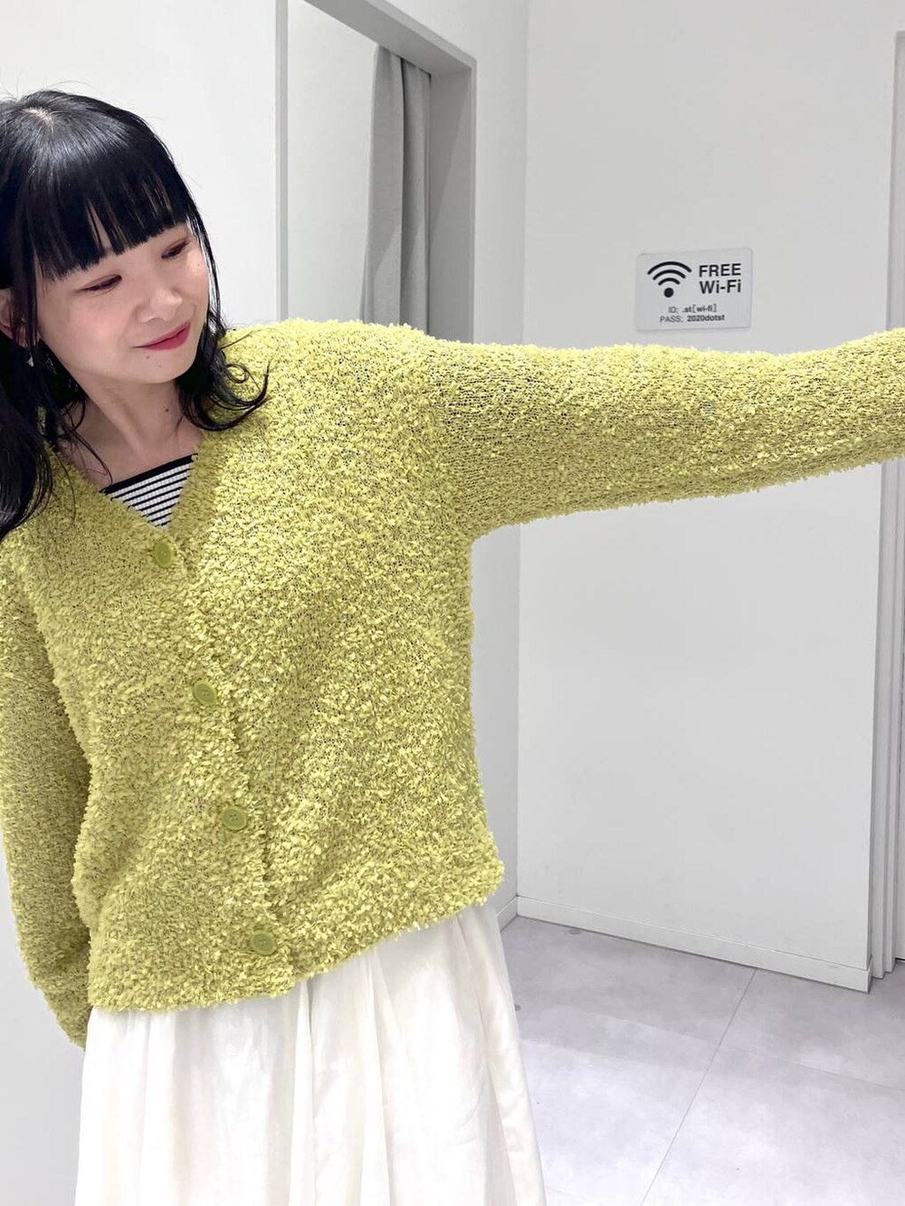 「体型カバー、着痩せ・細見え、きれいめ、GLOBAL WORK、トレンチコート、ロングコート、カーディガン、タンクトップ、ボーダー、スカート、パンプス、春コーデ、春アウター、春色、デートコーデ」|「GLOBAL WORKのスペ軽変形3WAYBAG/234491(ショルダーバッグ、ホワイト系)」を使った、saoさん(レディース・157cm)の春コーディネートの9枚目の写真