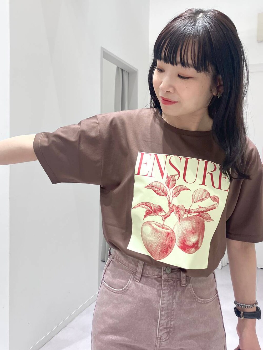 「体型カバー、着痩せ・細見え、きれいめ、GLOBAL WORK、ウォッシャブル、夏コーデ、接触冷感、吸水速乾、女子ウケ、カラーパンツ、デニムパンツ、Tシャツ、サンダル、大人カジュアル、ラフ」｜「GLOBAL WORKのダブルポケットPUショルダー/248395（ショルダーバッグ、ブラック系）」を使った、saoさん（レディース・157cm）の夏コーディネートの5枚目の写真