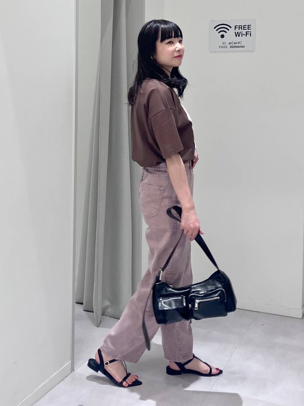 「体型カバー、着痩せ・細見え、きれいめ、GLOBAL WORK、ウォッシャブル、夏コーデ、接触冷感、吸水速乾、女子ウケ、カラーパンツ、デニムパンツ、Tシャツ、サンダル、大人カジュアル、ラフ」｜「GLOBAL WORKのダブルポケットPUショルダー/248395（ショルダーバッグ、ブラック系）」を使った、saoさん（レディース・157cm）の夏コーディネートの3枚目の写真
