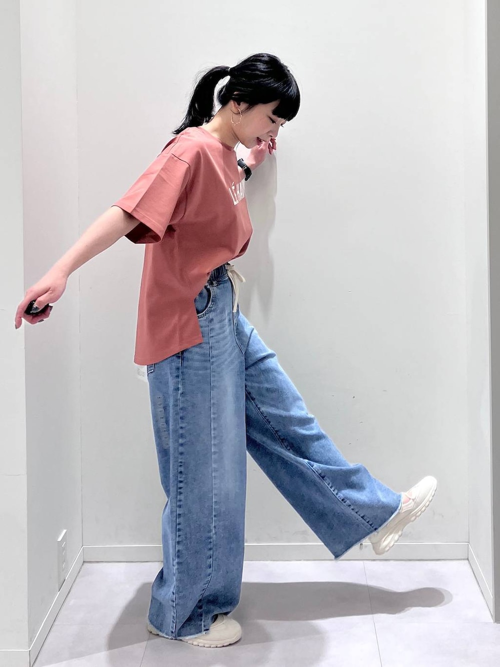 「体型カバー、着痩せ・細見え、きれいめ、GLOBAL WORK、Tシャツ、デニムパンツ、ワイドパンツ、ウエストゴム、スニーカー、夏コーデ、接触冷感、ウォッシャブル、カジュアルコーデ、ラフ、吸水速乾」｜「GLOBAL WORKのリッチクリーンプリントT半袖/147640（Tシャツ/カットソー、オレンジ系）」を使った、saoさん（レディース・157cm）の春コーディネートの3枚目の写真
