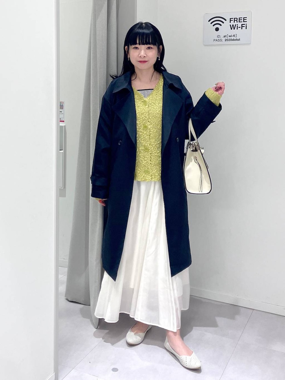 「体型カバー、着痩せ・細見え、きれいめ、GLOBAL WORK、トレンチコート、ロングコート、カーディガン、タンクトップ、ボーダー、スカート、パンプス、春コーデ、春アウター、春色、デートコーデ」|「GLOBAL WORKのスペ軽変形3WAYBAG/234491(ショルダーバッグ、ホワイト系)」を使った、saoさん(レディース・157cm)の春コーディネートの2枚目の写真