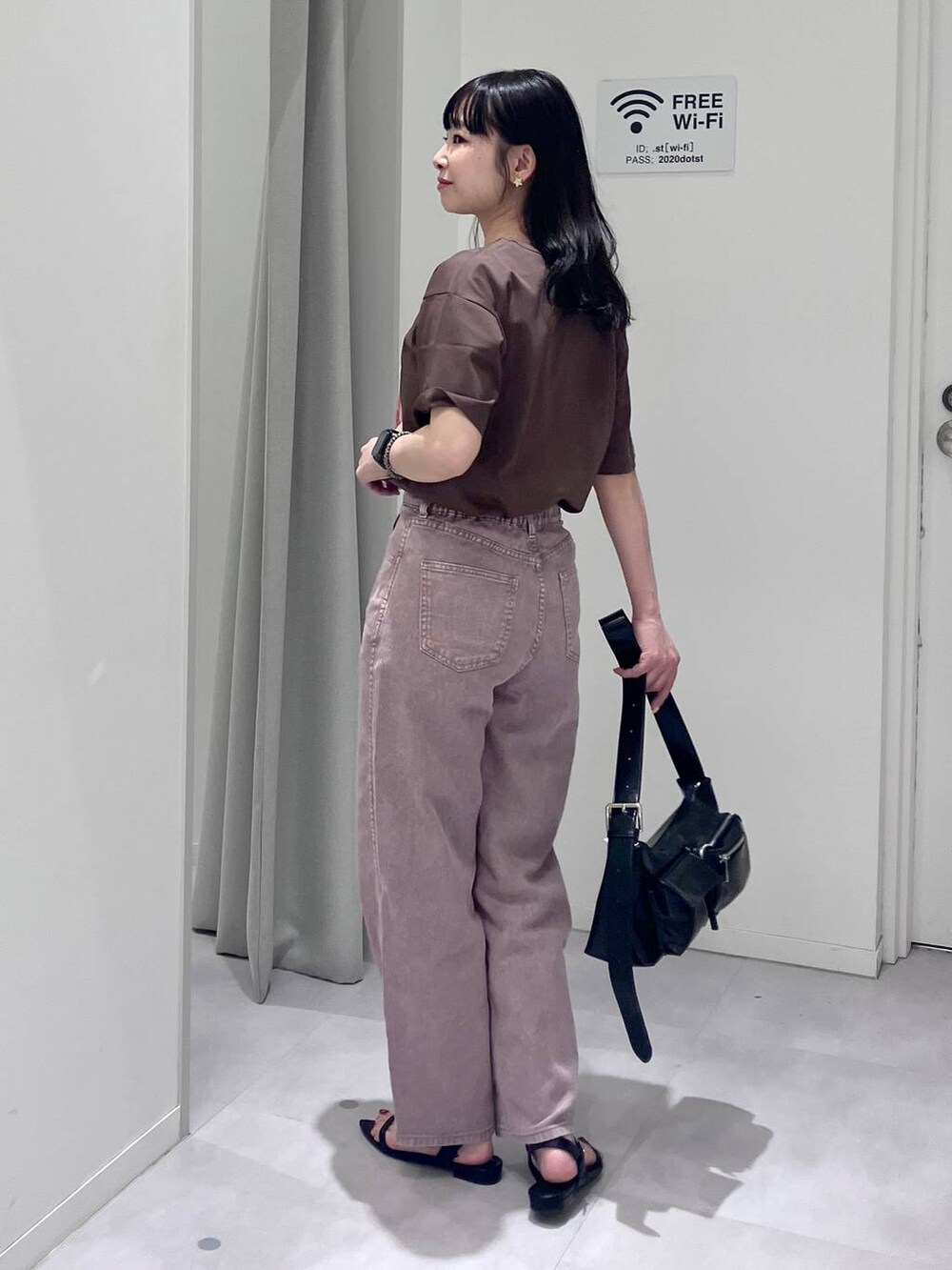 「体型カバー、着痩せ・細見え、きれいめ、GLOBAL WORK、ウォッシャブル、夏コーデ、接触冷感、吸水速乾、女子ウケ、カラーパンツ、デニムパンツ、Tシャツ、サンダル、大人カジュアル、ラフ」｜「GLOBAL WORKのダブルポケットPUショルダー/248395（ショルダーバッグ、ブラック系）」を使った、saoさん（レディース・157cm）の夏コーディネートの7枚目の写真