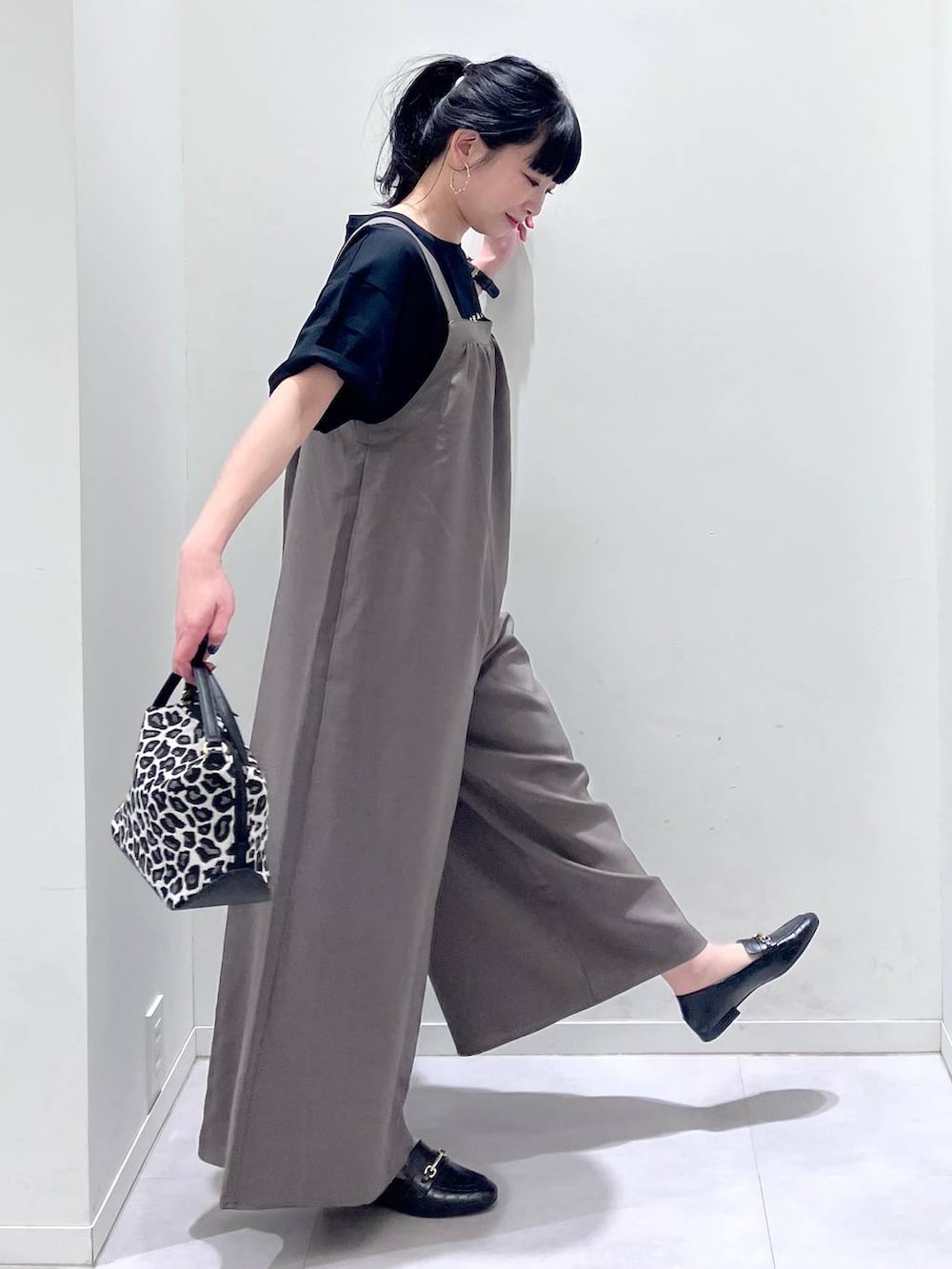 「体型カバー、着痩せ・細見え、きれいめ、GLOBAL WORK、サロペット、Tシャツ、接触冷感、吸水速乾、夏コーデ、大人カジュアル、ウォッシャブル、ドライタッチ、ローファー、女子ウケ、ゆったり」|「GLOBAL WORKのサイズ拡大/らくっション撥水2WAYローファー/131468(ローファー、ブラック系)」を使った、saoさん(レディース・157cm)の春コーディネートの4枚目の写真