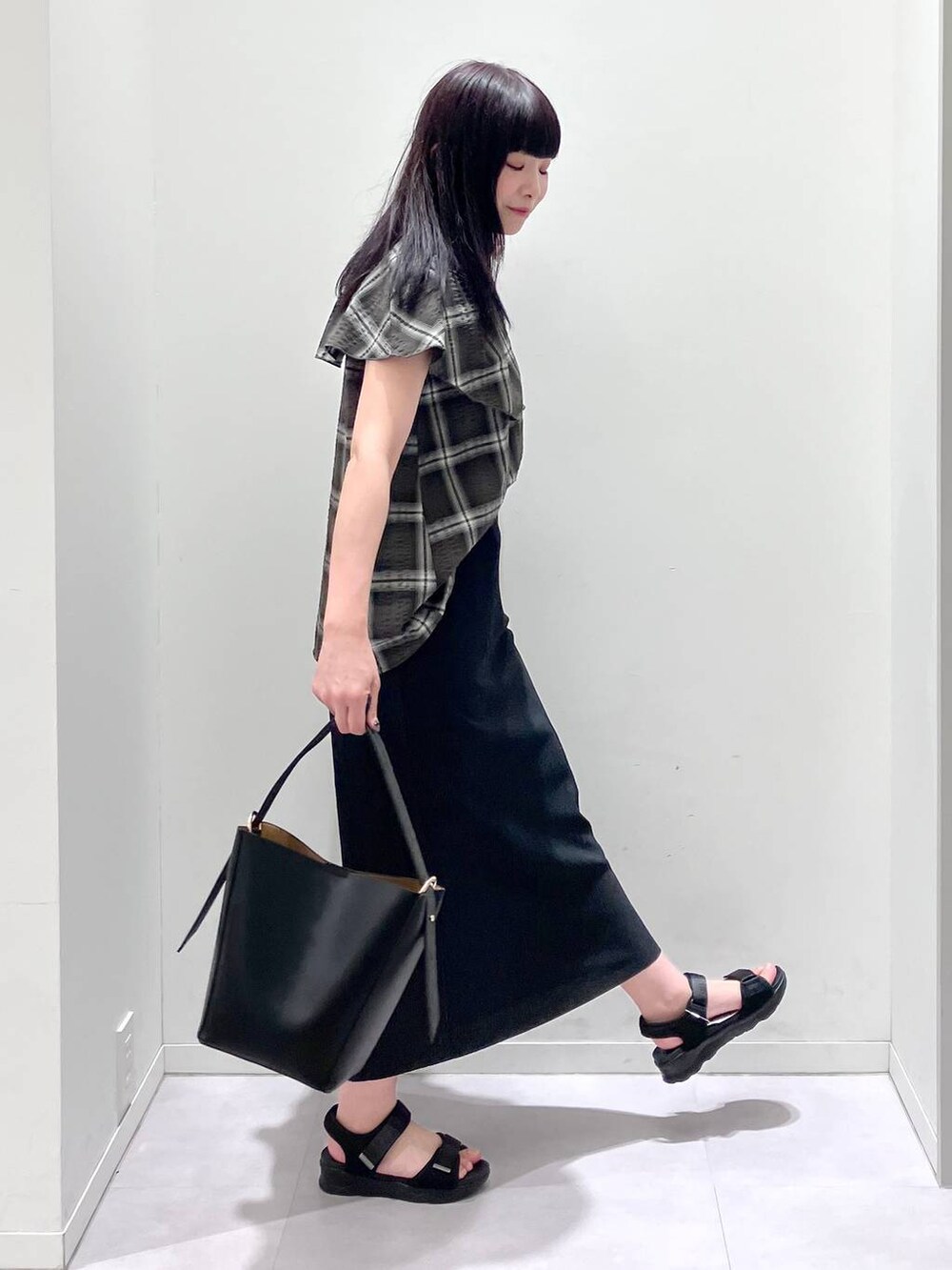 「体型カバー、着痩せ・細見え、きれいめ、GLOBAL WORK、チェック、ブラウス、ガーリー、スカート、ウエストゴム、接触冷感、遮熱、UVカット、ウォッシャブル、タンクトップ、夏コーデ」|「LAKOLEのつぶつぶフープピアス / 250575(ピアス(両耳用)、その他)」を使った、saoさん(レディース・157cm)の夏コーディネートの2枚目の写真