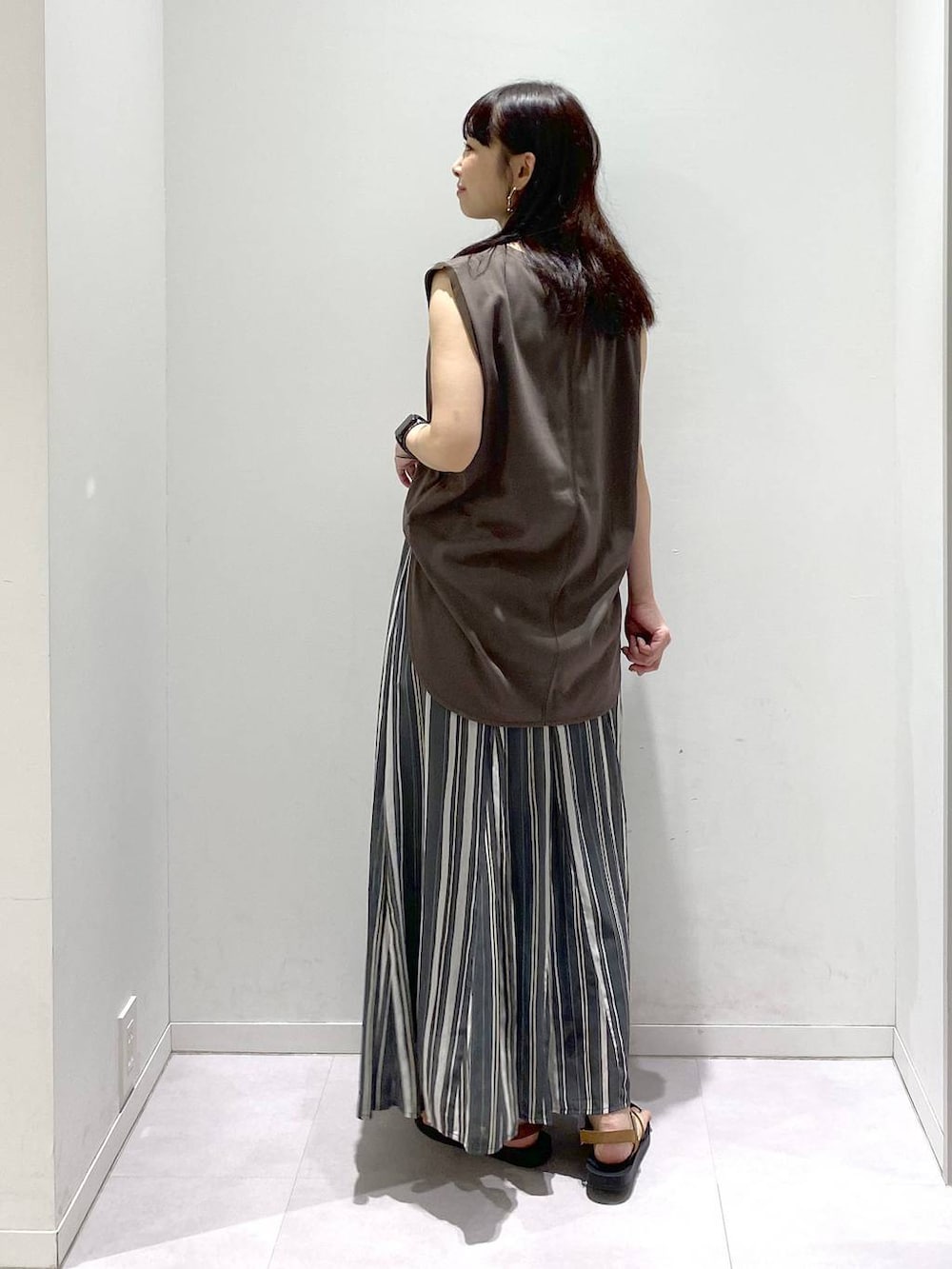 「体型カバー、着痩せ・細見え、きれいめ、GLOBAL WORK、ノースリーブ、ブラウン、スカート、ウエストゴム、汗ジミ軽減、ウォッシャブル、夏コーデ、接触冷感、サンダル、女子ウケ、女子会」|「GLOBAL WORKのエアリーリラックスフレアスカート/147678(スカート、その他)」を使った、saoさん(レディース・157cm)の夏コーディネートの6枚目の写真
