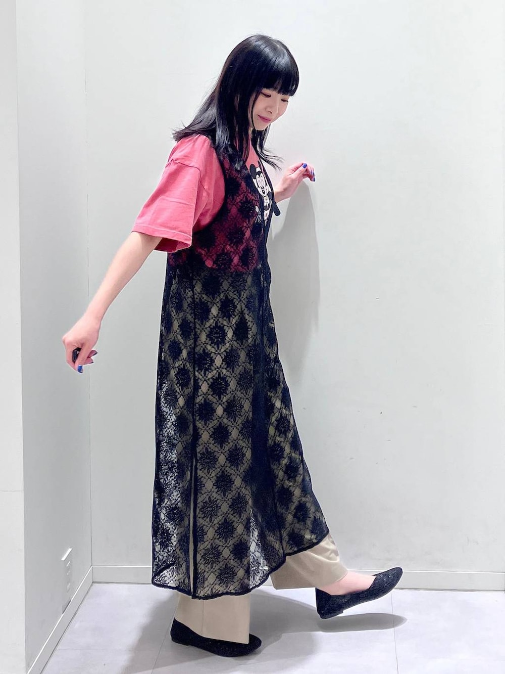 「体型カバー、着痩せ・細見え、きれいめ、GLOBAL WORK、Tシャツ、DisneyCollection_GLOBAL WORK、ワンピース、総レース、ウツクシルエット_GLOBAL WORK、ワイドパンツ、大人カジュアル、夏コーデ、ウォッシャブル、ドライタッチ」｜「GLOBAL WORKの2WAYレースワンピース/286005（ワンピース、ブラック系）」を使った、saoさん（レディース・157cm）の春コーディネートの3枚目の写真