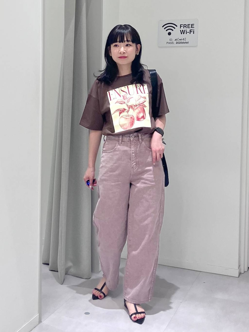 「体型カバー、着痩せ・細見え、きれいめ、GLOBAL WORK、ウォッシャブル、夏コーデ、接触冷感、吸水速乾、女子ウケ、カラーパンツ、デニムパンツ、Tシャツ、サンダル、大人カジュアル、ラフ」｜「GLOBAL WORKのダブルポケットPUショルダー/248395（ショルダーバッグ、ブラック系）」を使った、saoさん（レディース・157cm）の夏コーディネートの2枚目の写真