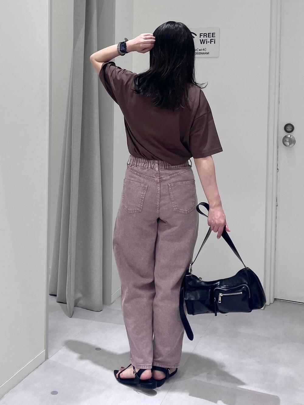 「体型カバー、着痩せ・細見え、きれいめ、GLOBAL WORK、ウォッシャブル、夏コーデ、接触冷感、吸水速乾、女子ウケ、カラーパンツ、デニムパンツ、Tシャツ、サンダル、大人カジュアル、ラフ」｜「GLOBAL WORKのダブルポケットPUショルダー/248395（ショルダーバッグ、ブラック系）」を使った、saoさん（レディース・157cm）の夏コーディネートの8枚目の写真