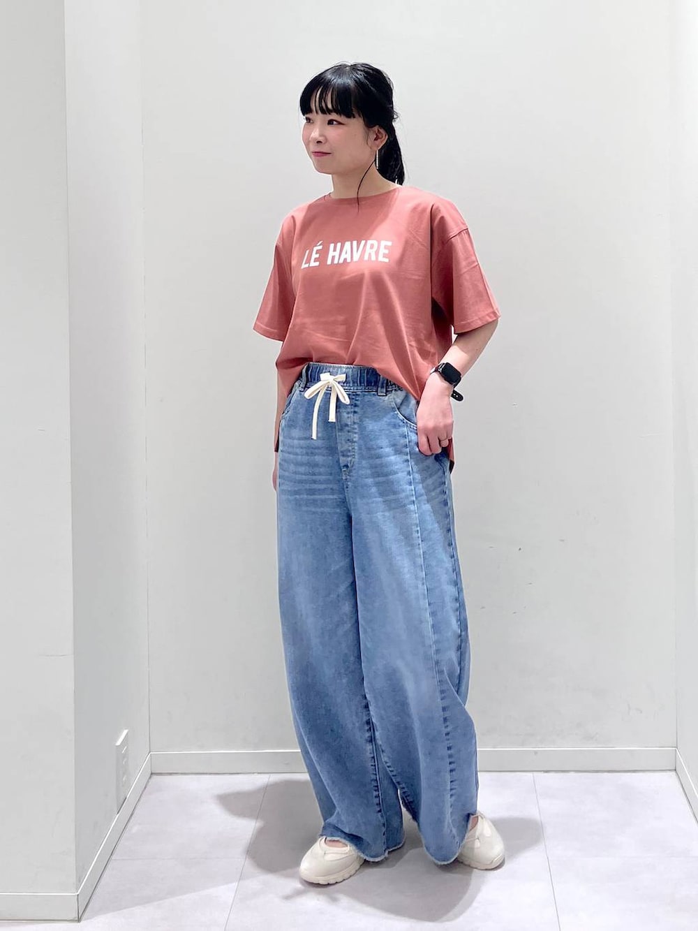 「体型カバー、着痩せ・細見え、きれいめ、GLOBAL WORK、Tシャツ、デニムパンツ、ワイドパンツ、ウエストゴム、スニーカー、夏コーデ、接触冷感、ウォッシャブル、カジュアルコーデ、ラフ、吸水速乾」｜「GLOBAL WORKのリッチクリーンプリントT半袖/147640（Tシャツ/カットソー、オレンジ系）」を使った、saoさん（レディース・157cm）の春コーディネートの5枚目の写真