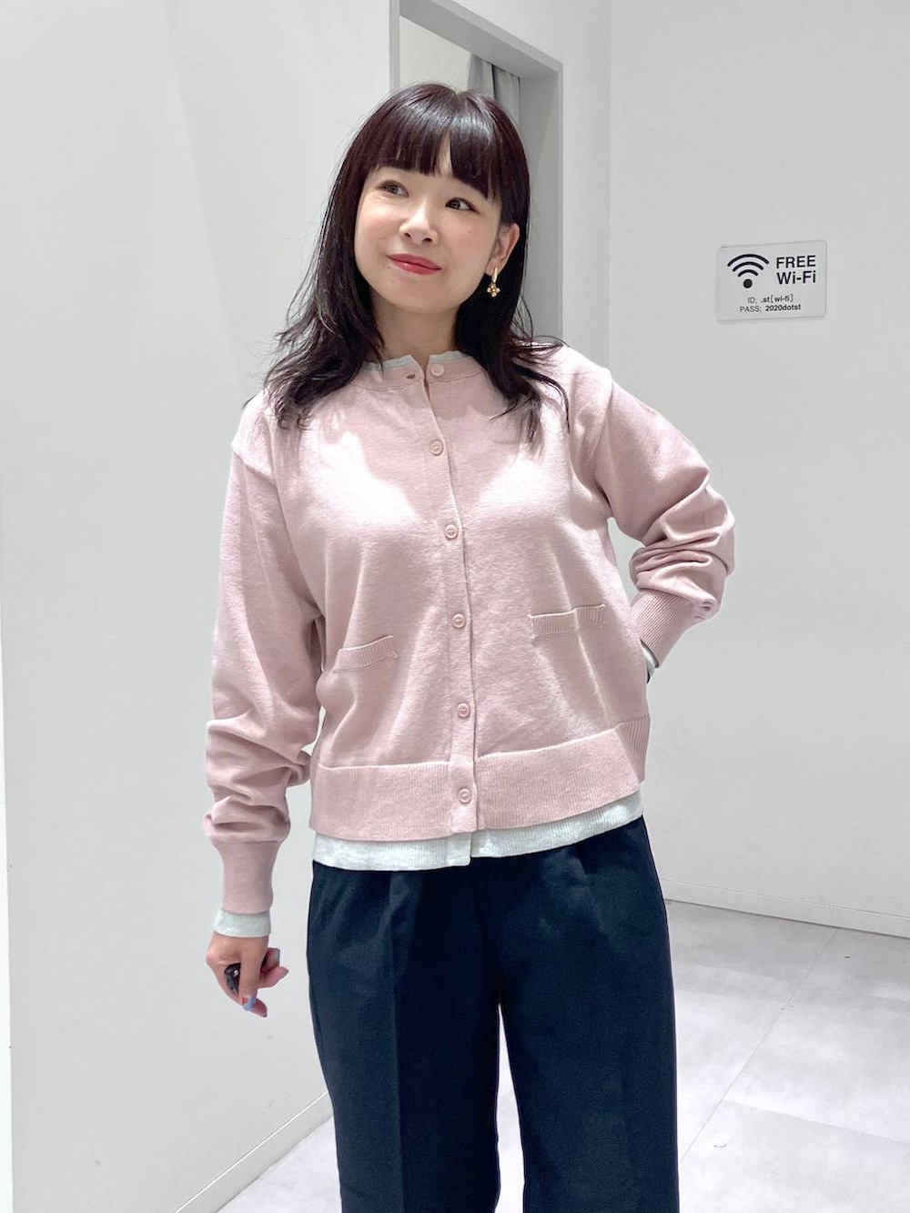ブラック系のパンプス、ブラック系のトートバッグ、ブルー系のその他パンツを着用したレディースの秋コーディネートの2枚目の写真