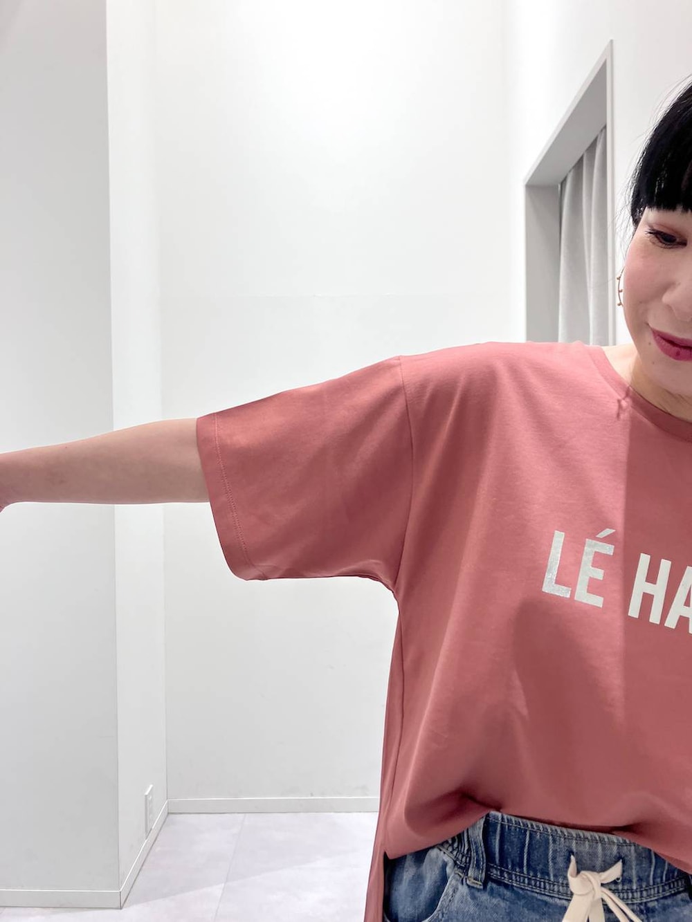 「体型カバー、着痩せ・細見え、きれいめ、GLOBAL WORK、Tシャツ、デニムパンツ、ワイドパンツ、ウエストゴム、スニーカー、夏コーデ、接触冷感、ウォッシャブル、カジュアルコーデ、ラフ、吸水速乾」｜「GLOBAL WORKのリッチクリーンプリントT半袖/147640（Tシャツ/カットソー、オレンジ系）」を使った、saoさん（レディース・157cm）の春コーディネートの7枚目の写真
