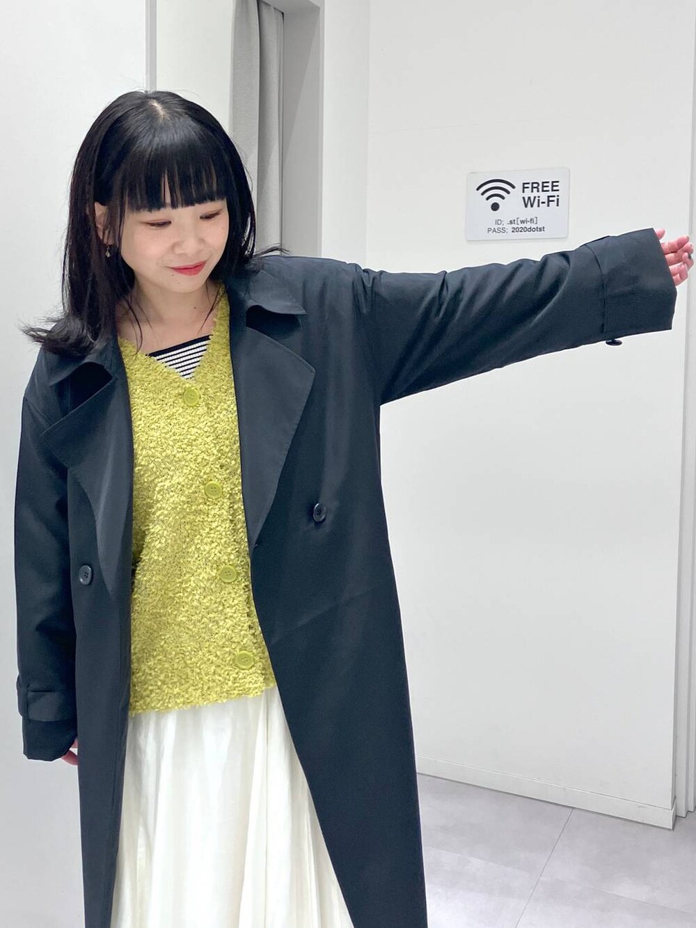 「体型カバー、着痩せ・細見え、きれいめ、GLOBAL WORK、トレンチコート、ロングコート、カーディガン、タンクトップ、ボーダー、スカート、パンプス、春コーデ、春アウター、春色、デートコーデ」|「GLOBAL WORKのスペ軽変形3WAYBAG/234491(ショルダーバッグ、ホワイト系)」を使った、saoさん(レディース・157cm)の春コーディネートの3枚目の写真
