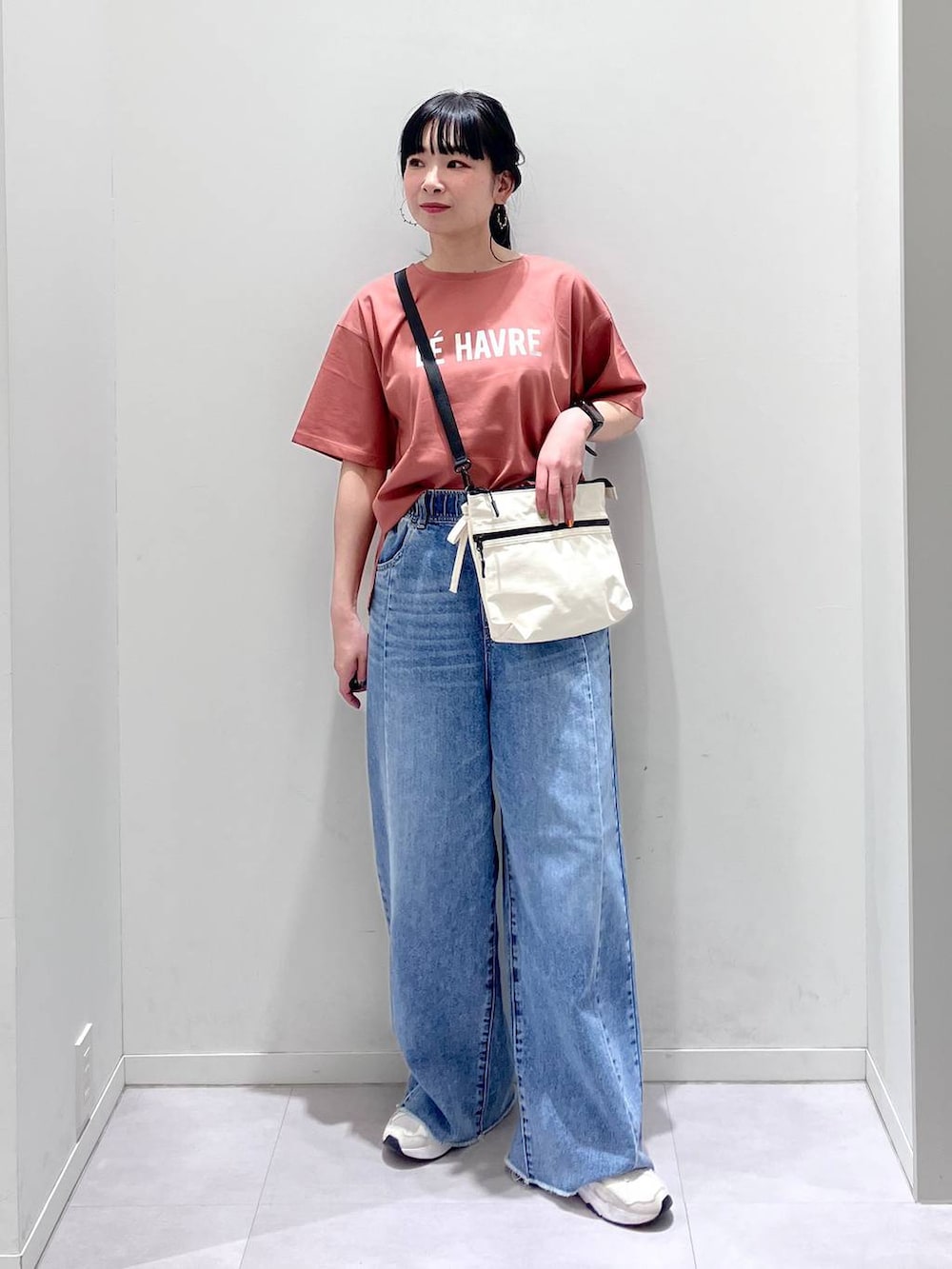 「体型カバー、着痩せ・細見え、きれいめ、GLOBAL WORK、Tシャツ、デニムパンツ、ワイドパンツ、ウエストゴム、スニーカー、夏コーデ、接触冷感、ウォッシャブル、カジュアルコーデ、ラフ、吸水速乾」｜「GLOBAL WORKのリッチクリーンプリントT半袖/147640（Tシャツ/カットソー、オレンジ系）」を使った、saoさん（レディース・157cm）の春コーディネートの8枚目の写真