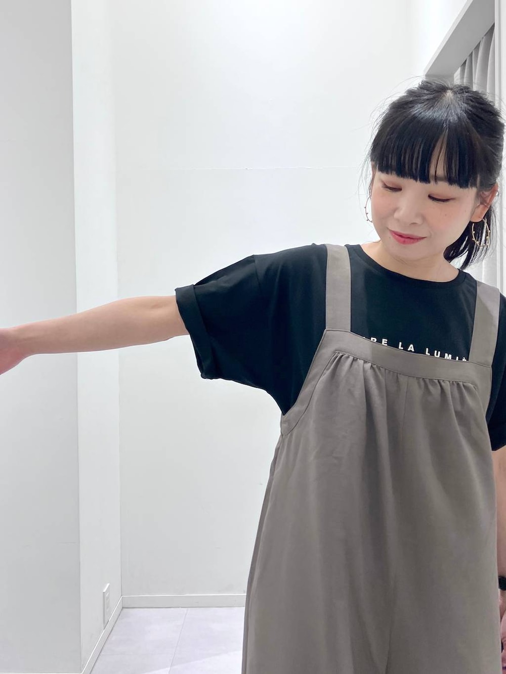 「体型カバー、着痩せ・細見え、きれいめ、GLOBAL WORK、サロペット、Tシャツ、接触冷感、吸水速乾、夏コーデ、大人カジュアル、ウォッシャブル、ドライタッチ、ローファー、女子ウケ、ゆったり」|「GLOBAL WORKのサイズ拡大/らくっション撥水2WAYローファー/131468(ローファー、ブラック系)」を使った、saoさん(レディース・157cm)の春コーディネートの6枚目の写真