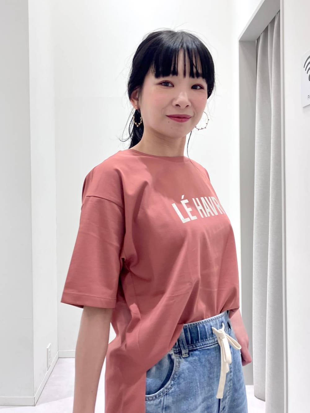 「体型カバー、着痩せ・細見え、きれいめ、GLOBAL WORK、Tシャツ、デニムパンツ、ワイドパンツ、ウエストゴム、スニーカー、夏コーデ、接触冷感、ウォッシャブル、カジュアルコーデ、ラフ、吸水速乾」｜「GLOBAL WORKのリッチクリーンプリントT半袖/147640（Tシャツ/カットソー、オレンジ系）」を使った、saoさん（レディース・157cm）の春コーディネートの6枚目の写真