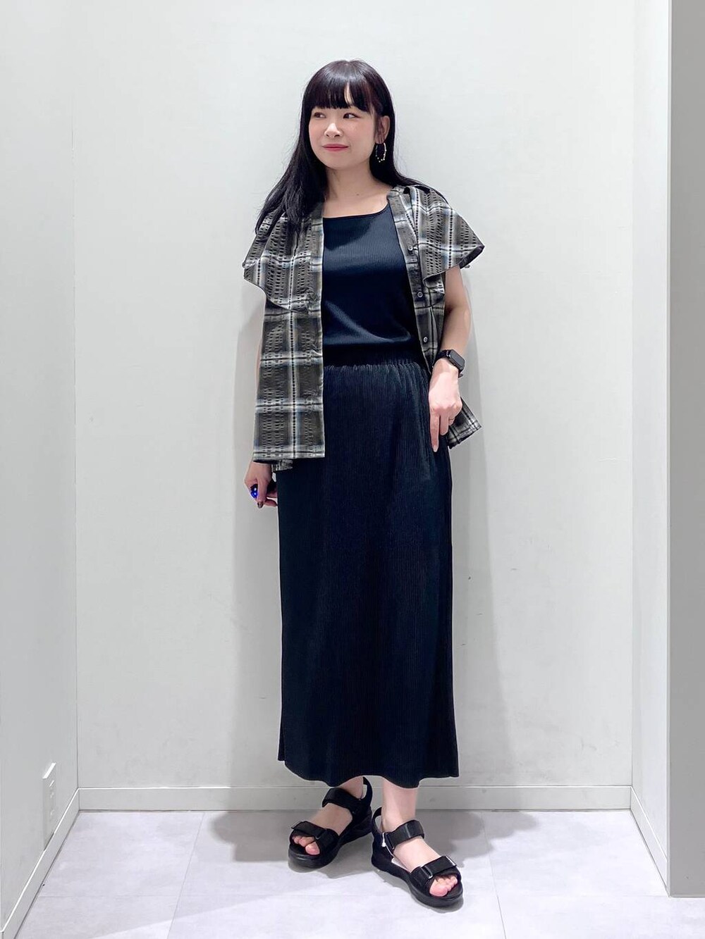 「体型カバー、着痩せ・細見え、きれいめ、GLOBAL WORK、チェック、ブラウス、ガーリー、スカート、ウエストゴム、接触冷感、遮熱、UVカット、ウォッシャブル、タンクトップ、夏コーデ」|「LAKOLEのつぶつぶフープピアス / 250575(ピアス(両耳用)、その他)」を使った、saoさん(レディース・157cm)の夏コーディネートの4枚目の写真