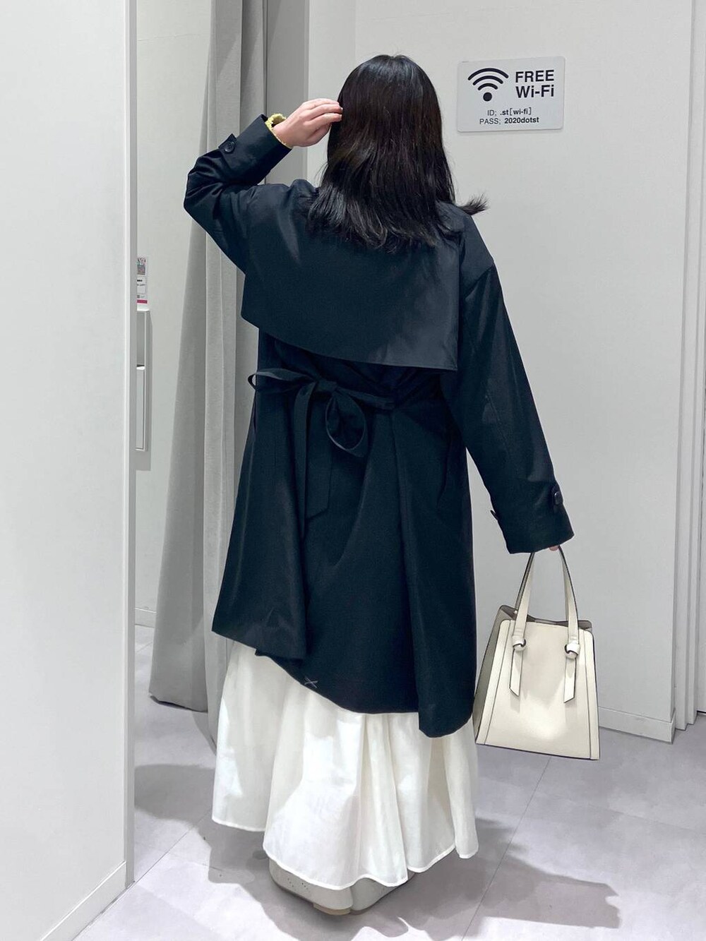 「体型カバー、着痩せ・細見え、きれいめ、GLOBAL WORK、トレンチコート、ロングコート、カーディガン、タンクトップ、ボーダー、スカート、パンプス、春コーデ、春アウター、春色、デートコーデ」|「GLOBAL WORKのスペ軽変形3WAYBAG/234491(ショルダーバッグ、ホワイト系)」を使った、saoさん(レディース・157cm)の春コーディネートの5枚目の写真