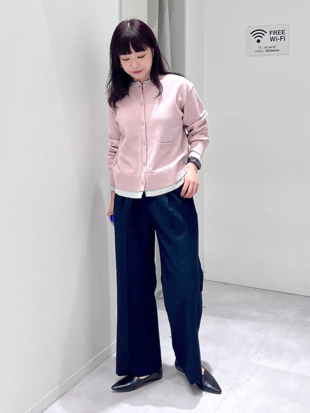 ブラック系のパンプス、ブラック系のトートバッグ、ブルー系のその他パンツを着用したレディースの秋コーディネートの7枚目の写真