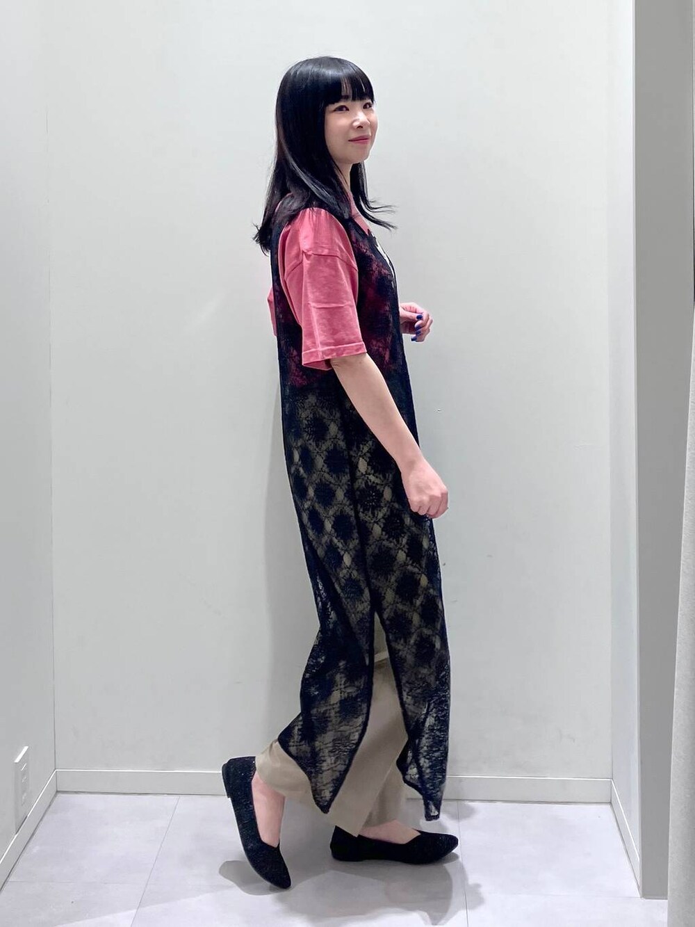 「体型カバー、着痩せ・細見え、きれいめ、GLOBAL WORK、Tシャツ、DisneyCollection_GLOBAL WORK、ワンピース、総レース、ウツクシルエット_GLOBAL WORK、ワイドパンツ、大人カジュアル、夏コーデ、ウォッシャブル、ドライタッチ」｜「GLOBAL WORKの2WAYレースワンピース/286005（ワンピース、ブラック系）」を使った、saoさん（レディース・157cm）の春コーディネートの4枚目の写真