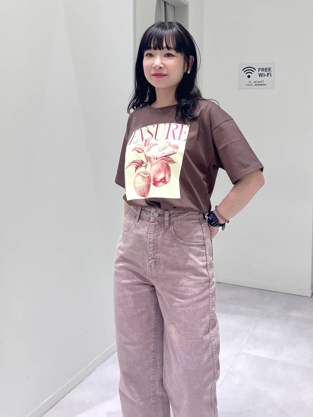 「体型カバー、着痩せ・細見え、きれいめ、GLOBAL WORK、ウォッシャブル、夏コーデ、接触冷感、吸水速乾、女子ウケ、カラーパンツ、デニムパンツ、Tシャツ、サンダル、大人カジュアル、ラフ」｜「GLOBAL WORKのダブルポケットPUショルダー/248395（ショルダーバッグ、ブラック系）」を使った、saoさん（レディース・157cm）の夏コーディネートの4枚目の写真