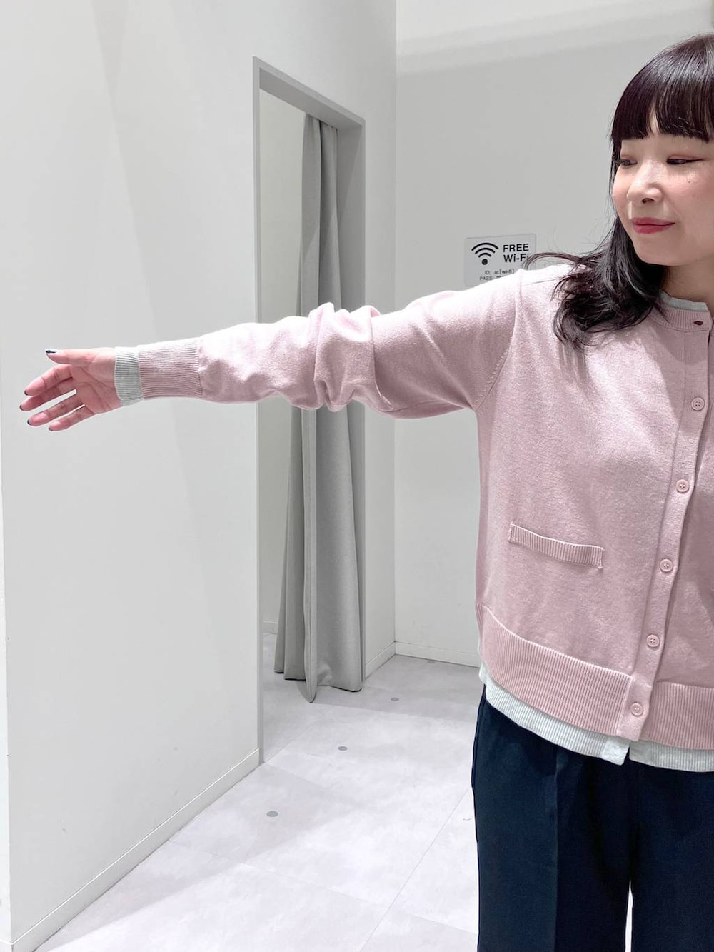 ブラック系のパンプス、ブラック系のトートバッグ、ブルー系のその他パンツを着用したレディースの秋コーディネートの6枚目の写真