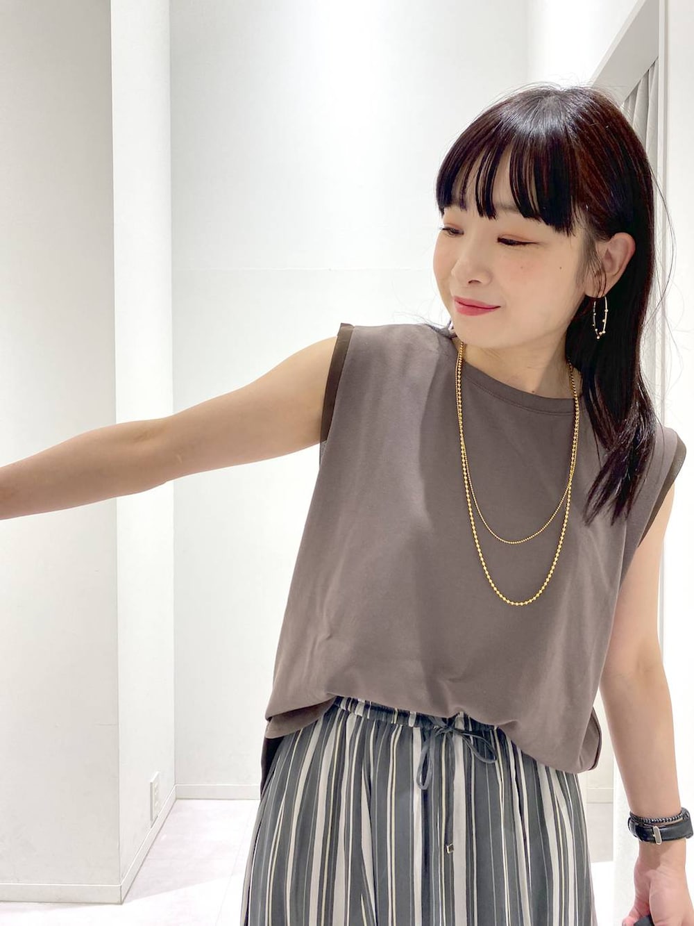 「体型カバー、着痩せ・細見え、きれいめ、GLOBAL WORK、ノースリーブ、ブラウン、スカート、ウエストゴム、汗ジミ軽減、ウォッシャブル、夏コーデ、接触冷感、サンダル、女子ウケ、女子会」|「GLOBAL WORKのエアリーリラックスフレアスカート/147678(スカート、その他)」を使った、saoさん(レディース・157cm)の夏コーディネートの4枚目の写真