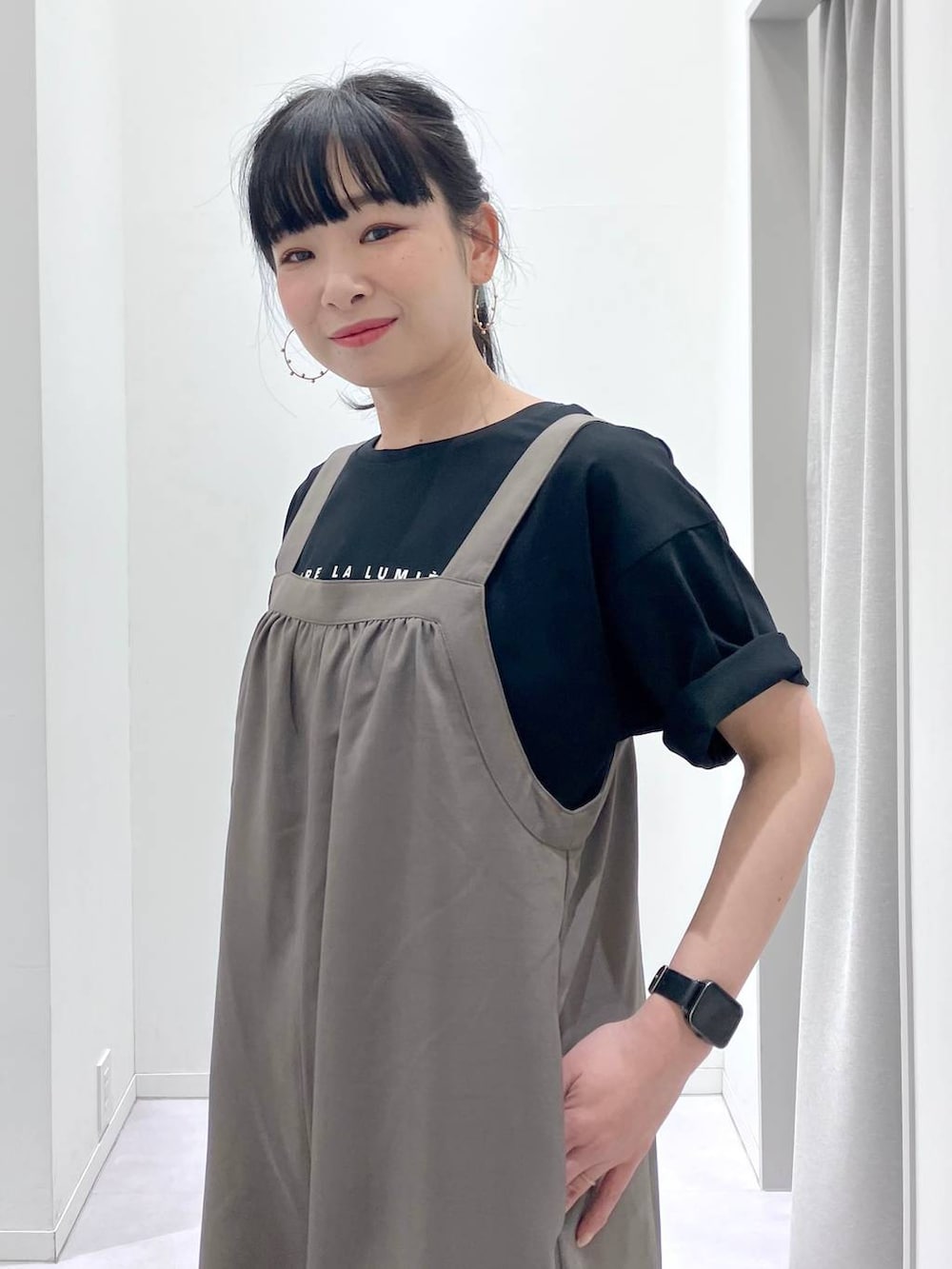 「体型カバー、着痩せ・細見え、きれいめ、GLOBAL WORK、サロペット、Tシャツ、接触冷感、吸水速乾、夏コーデ、大人カジュアル、ウォッシャブル、ドライタッチ、ローファー、女子ウケ、ゆったり」|「GLOBAL WORKのサイズ拡大/らくっション撥水2WAYローファー/131468(ローファー、ブラック系)」を使った、saoさん(レディース・157cm)の春コーディネートの8枚目の写真