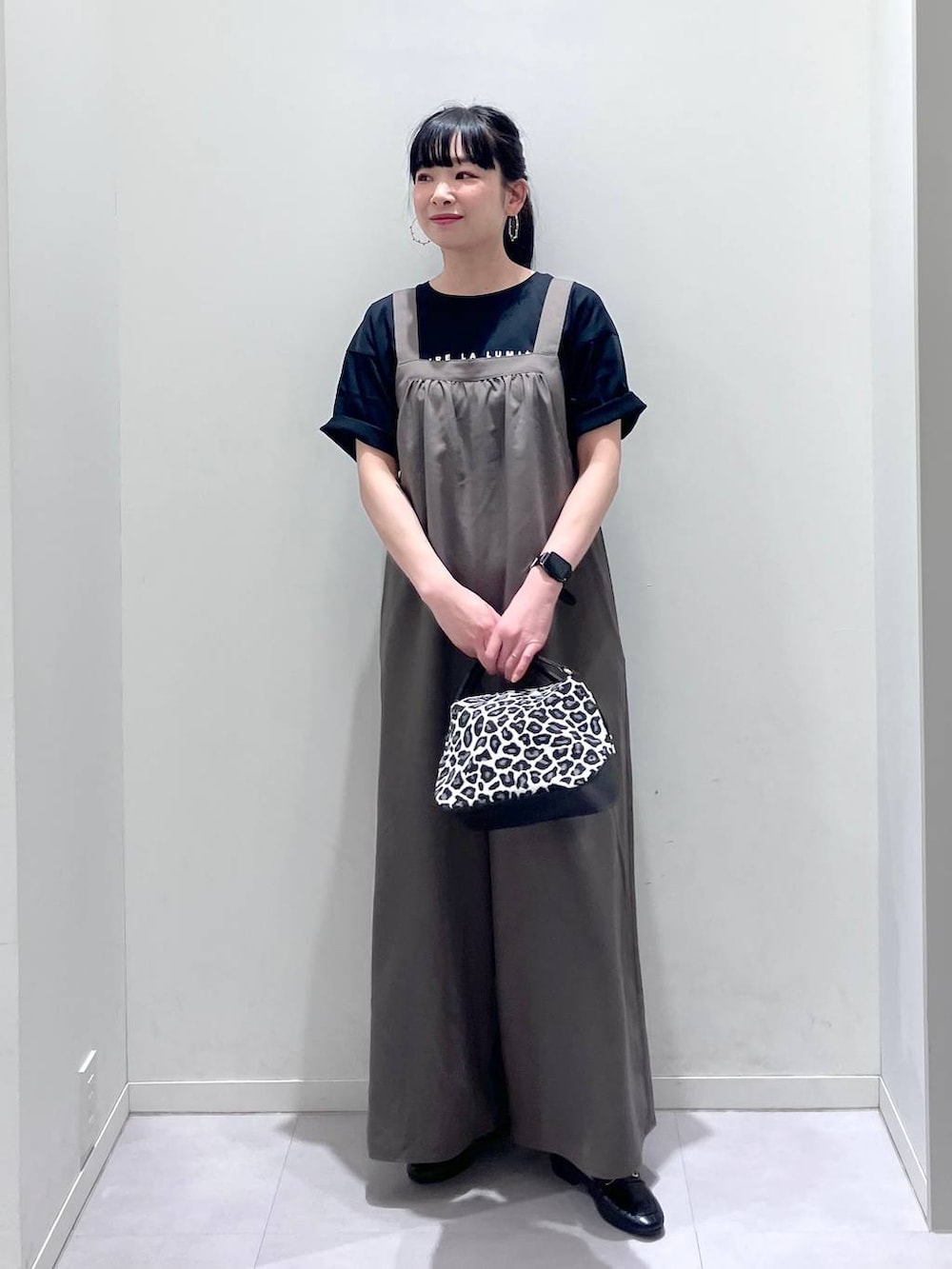 「体型カバー、着痩せ・細見え、きれいめ、GLOBAL WORK、サロペット、Tシャツ、接触冷感、吸水速乾、夏コーデ、大人カジュアル、ウォッシャブル、ドライタッチ、ローファー、女子ウケ、ゆったり」|「GLOBAL WORKのサイズ拡大/らくっション撥水2WAYローファー/131468(ローファー、ブラック系)」を使った、saoさん(レディース・157cm)の春コーディネートの3枚目の写真