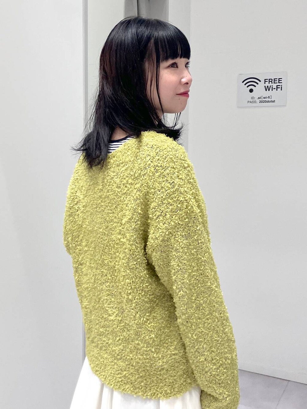 「体型カバー、着痩せ・細見え、きれいめ、GLOBAL WORK、トレンチコート、ロングコート、カーディガン、タンクトップ、ボーダー、スカート、パンプス、春コーデ、春アウター、春色、デートコーデ」|「GLOBAL WORKのスペ軽変形3WAYBAG/234491(ショルダーバッグ、ホワイト系)」を使った、saoさん(レディース・157cm)の春コーディネートの8枚目の写真