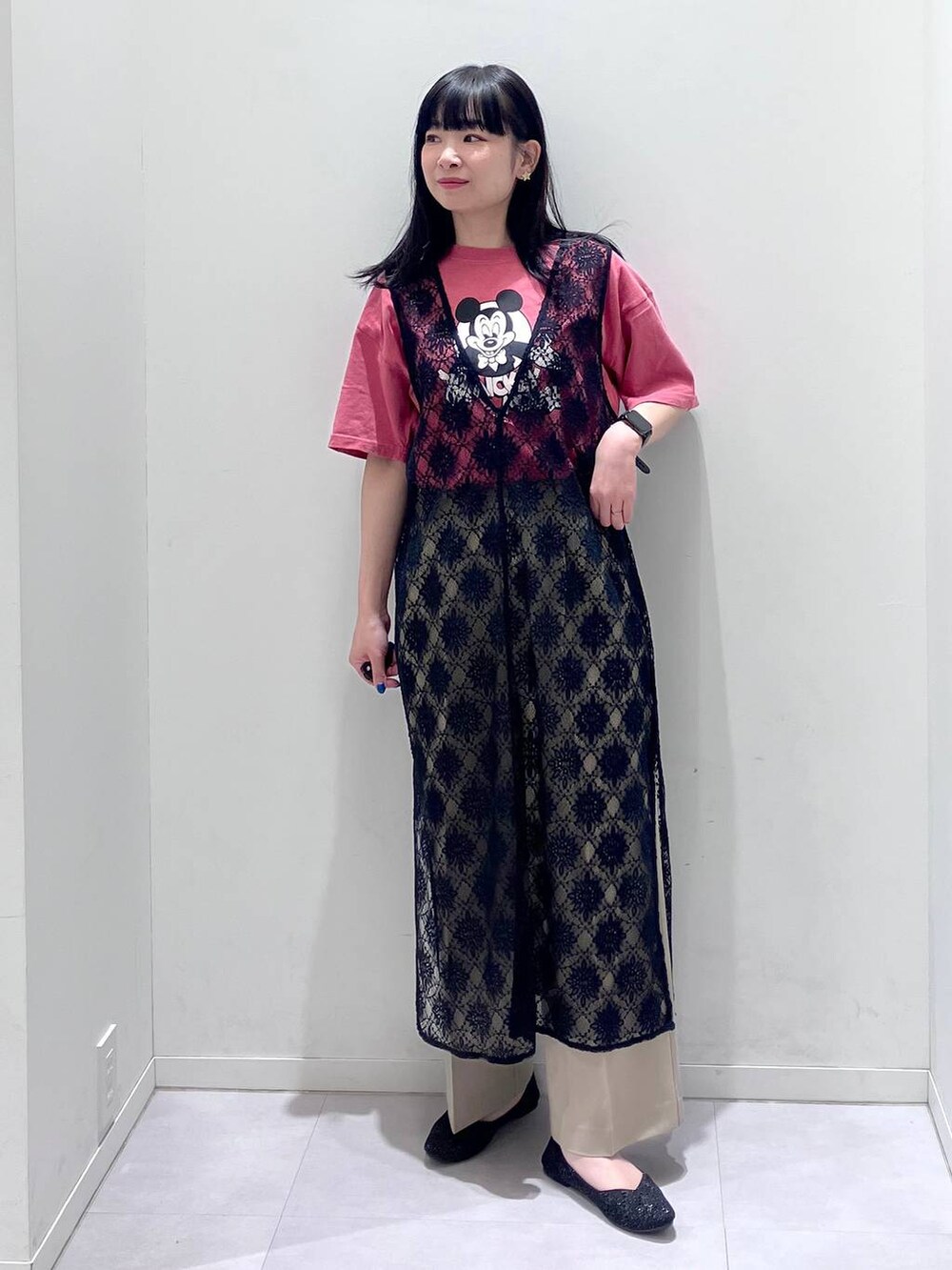 「体型カバー、着痩せ・細見え、きれいめ、GLOBAL WORK、Tシャツ、DisneyCollection_GLOBAL WORK、ワンピース、総レース、ウツクシルエット_GLOBAL WORK、ワイドパンツ、大人カジュアル、夏コーデ、ウォッシャブル、ドライタッチ」｜「GLOBAL WORKの2WAYレースワンピース/286005（ワンピース、ブラック系）」を使った、saoさん（レディース・157cm）の春コーディネートの2枚目の写真