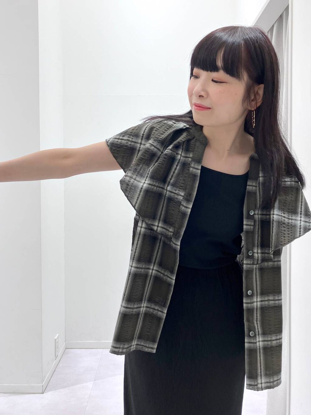 「体型カバー、着痩せ・細見え、きれいめ、GLOBAL WORK、チェック、ブラウス、ガーリー、スカート、ウエストゴム、接触冷感、遮熱、UVカット、ウォッシャブル、タンクトップ、夏コーデ」|「LAKOLEのつぶつぶフープピアス / 250575(ピアス(両耳用)、その他)」を使った、saoさん(レディース・157cm)の夏コーディネートの5枚目の写真