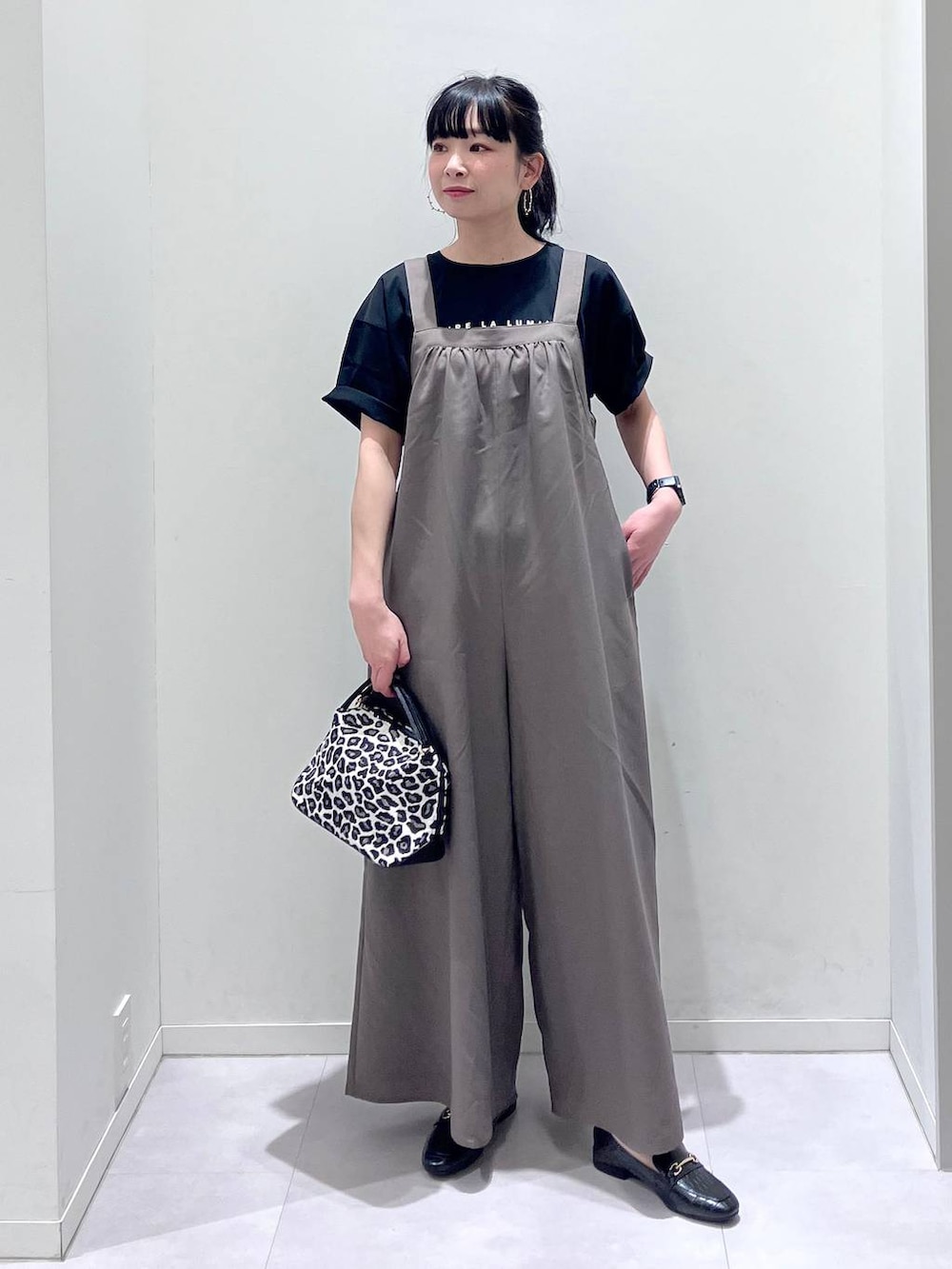 「体型カバー、着痩せ・細見え、きれいめ、GLOBAL WORK、サロペット、Tシャツ、接触冷感、吸水速乾、夏コーデ、大人カジュアル、ウォッシャブル、ドライタッチ、ローファー、女子ウケ、ゆったり」|「GLOBAL WORKのサイズ拡大/らくっション撥水2WAYローファー/131468(ローファー、ブラック系)」を使った、saoさん(レディース・157cm)の春コーディネートの2枚目の写真