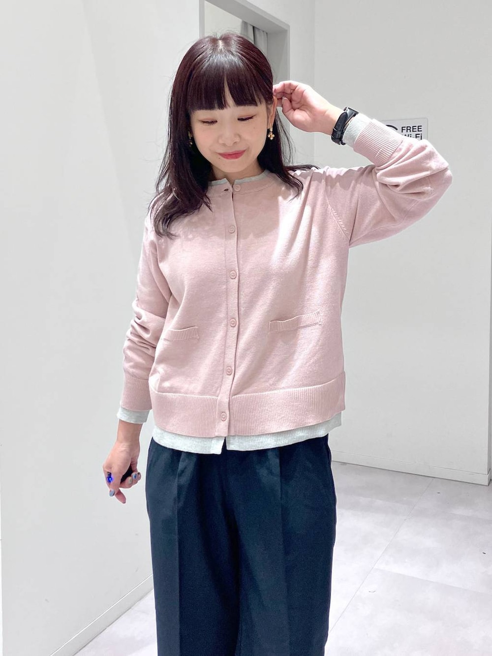 ブラック系のパンプス、ブラック系のトートバッグ、ブルー系のその他パンツを着用したレディースの秋コーディネートの5枚目の写真