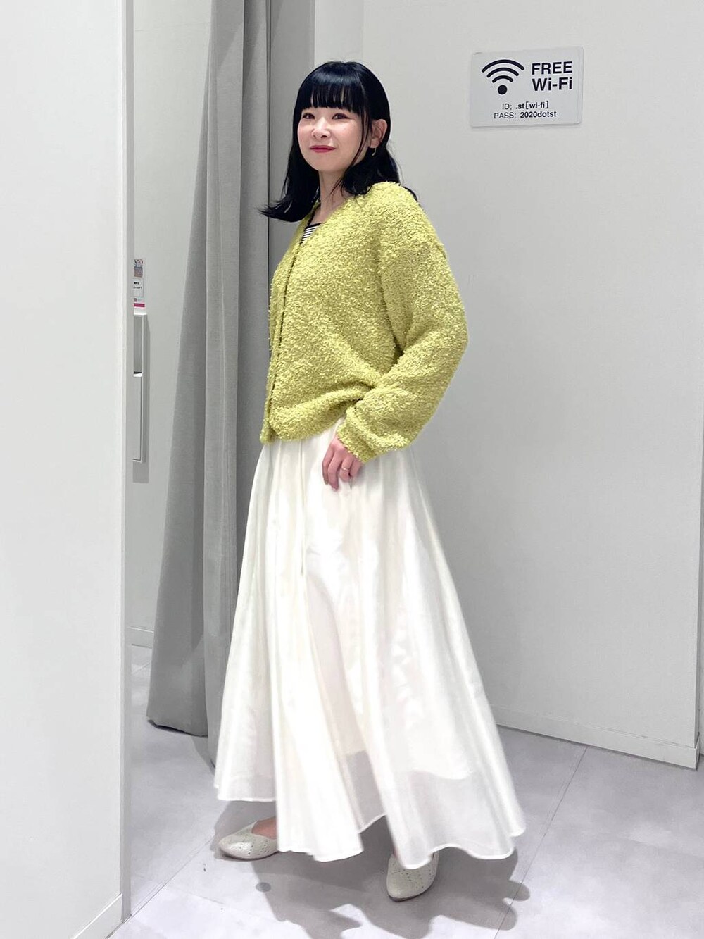 「体型カバー、着痩せ・細見え、きれいめ、GLOBAL WORK、トレンチコート、ロングコート、カーディガン、タンクトップ、ボーダー、スカート、パンプス、春コーデ、春アウター、春色、デートコーデ」|「GLOBAL WORKのスペ軽変形3WAYBAG/234491(ショルダーバッグ、ホワイト系)」を使った、saoさん(レディース・157cm)の春コーディネートの6枚目の写真